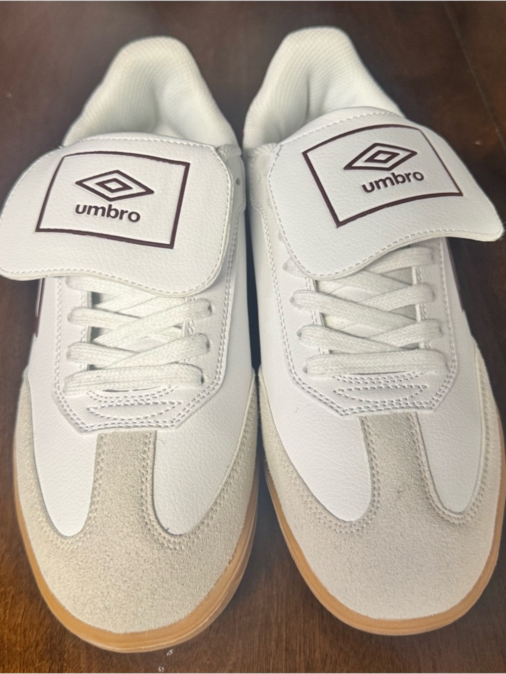 Umbro UMBRO-TX Men’s 7.5 Soccer Shoes White Red Gum Sole Indoor Sneakers